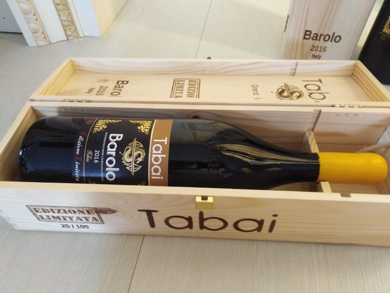 2016 Barolo Tabai annata incredibile il vino rosso più snob del mondo é stato battuto all'asta per più di 403 euro alla bottiglia, Mentre l'edizione limitata annata 2016, è arrivata sulla soglia di 1200 euro a bottiglia.