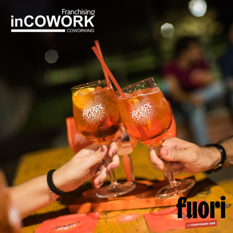 FUORI.untemporarybar, il progetto di Turnè Eventi e I Distratti, riapre anche per l’estate 2021. Da martedì 8 giugno la piazza in via Argelati 40 torna a vivere e ad accendersi con un progetto più ricco e più grande: 150 sedute all’aperto ed in totale sicurezza nella suggestiva cornice con vista sul Parco Baden Powell, un bar esterno ed una drinklist di qualità, un’offerta completa di street food curata dai Fratelli Torcinelli, serate di animazione musicale, reading e presentazioni in collaborazione con la casa editrice Iperborea. Un temporary bar aperto tutti i giorni, family & kids friendly con il parco e lo spazio verde contiguo, un luogo di incontro e socializzazione, relax cittadino e riscoperta del verde urbano anche grazie alla partnership con inCOWORK, per creare un luogo in cui la cultura dello stare insieme, lavorare in smart working all’aperto e condividere con la community i propri interessi e conoscenze si intrecciano per creare un'esperienza unica.