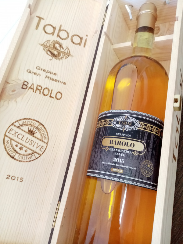 Color bronzo intenso, dovuto alla permanenza della grappa nelle barriques di legno di ciliegio per piu di 10 anni