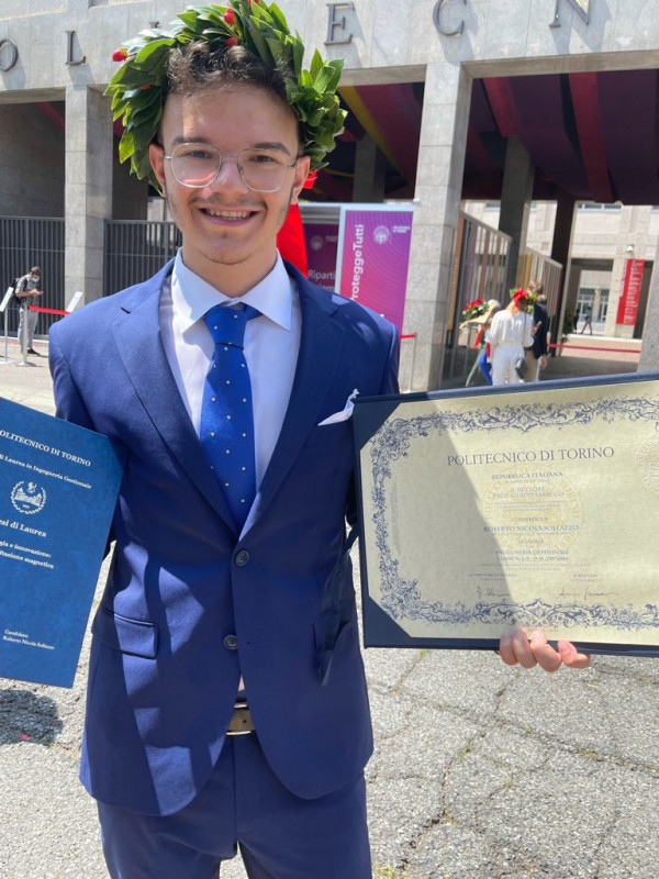 Si è laureato il 20 luglio scorso il più giovane ingegnere del Politecnico di Torino. 21 anni Roberto Nicola Sollazzo si è laureato in Ingegneria gestionale con tutti gli esami passati al primo appello. Una grande soddisfazione per il giovane appassionato di musica conosciuto nel web come produttore e cantautore con il nome di Soldy (link in fondo pagina)