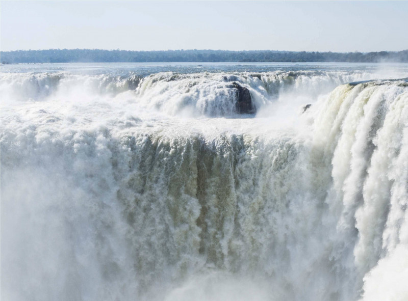 Nel cuore della foresta del Paraná, tra verdi lussureggianti e terre rossastre dove vivono giaguari e coatis, vibrano le maestose cascate di Iguazú, una destinazione indimenticabile che invita all'avventura e all'emozione. Visit Argentina offre informazioni su questa meraviglia naturale