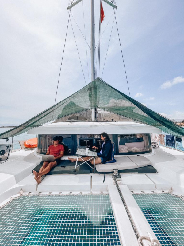 SMACE Yachting è il nuovo servizio che permette ad aziende e liberi professionisti di vivere un’esperienza in Smart Working a bordo di catamarani perfettamente equipaggiati per il lavoro agile. “Stesso laptop, stesse email, ma spiagge differenti ogni giorno”. Così SMACE interpreta la massima espressione del concetto di Smart Working, sinonimo perfetto di libertà lavorativa e riconnessione con la natura.