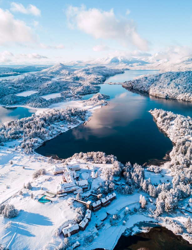 Le prime nevicate sulla Cordigliera delle Ande cominciano ad arrivare e i turisti e gli appassionati di sport invernali sono ansiosi di far sentire la loro presenza. Sciare in Argentina è un'attività nell'elenco delle esperienze da vivere