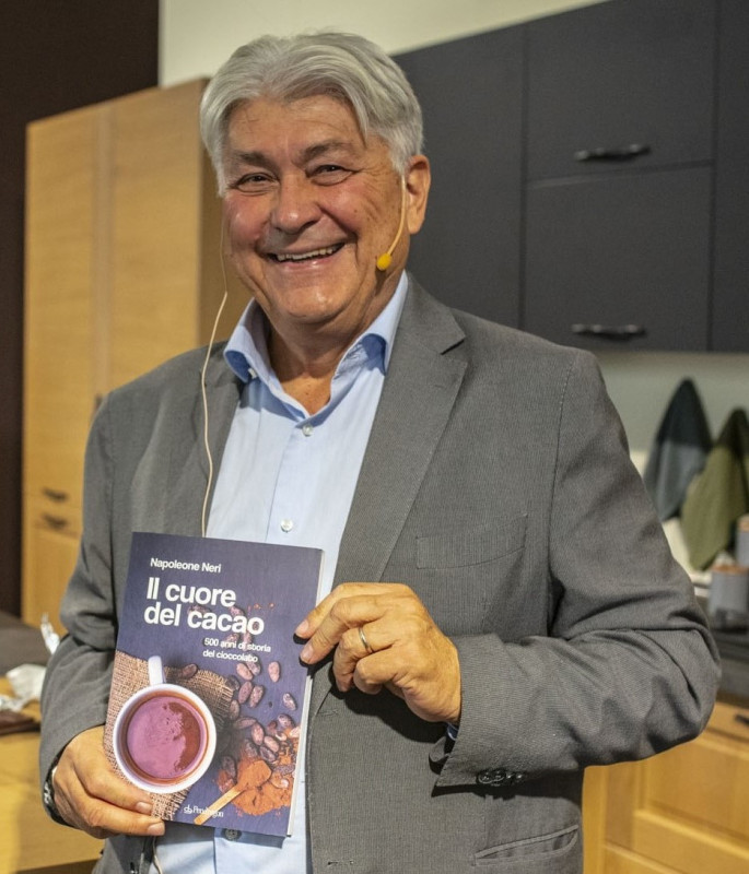 Lo scrittore ed esperto del cioccolato Napoleone Neri ha presentato ad Eurochocolate 2022 e alla Libreria Feltrinelli di Bologna “Il cuore del cacao” edito da Pendragon, il libro racconta “500 anni di storia del cioccolato”. L’opera dedicata a Michele Ferrero descrive il lavoro di milioni di uomini che producono in terre lontane il cacao, parla dell'epopea dei pionieri e dei procedimenti per produrre il cioccolato. L'arte del cioccolato, la qualità, le tipologie, le tecniche di degustazione.